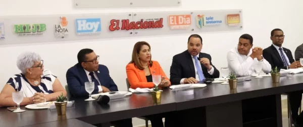 Rosa María Suárez, Darío Nin, Ana Martich, Pablo Ulloa, José P. Monego y Harol Modesto durante el Almuerzo del Grupo de Comunicaciones Corripio.
