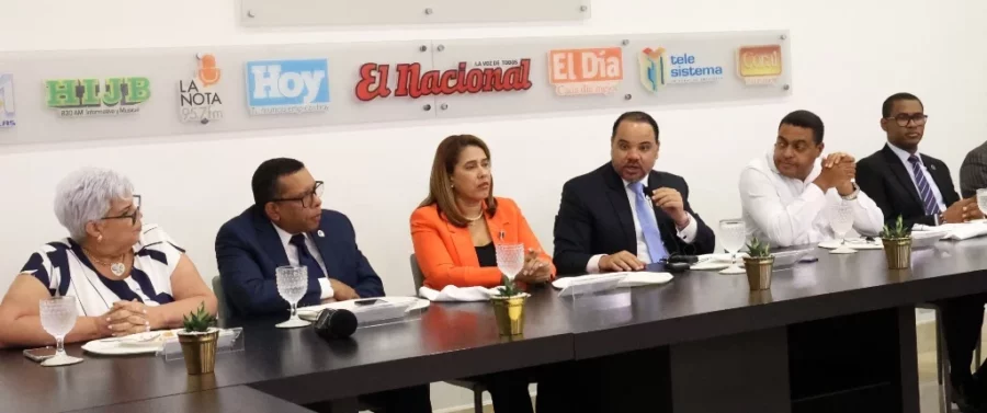 Rosa María Suárez, Darío Nin, Ana Martich, Pablo Ulloa, José P. Monego y Harol Modesto durante el Almuerzo del Grupo de Comunicaciones Corripio. Rosa María Suárez, Darío Nin, Ana Martich, Pablo Ulloa, José P. Monego y Harol Modesto durante el Almuerzo del Grupo de Comunicaciones Corripio.