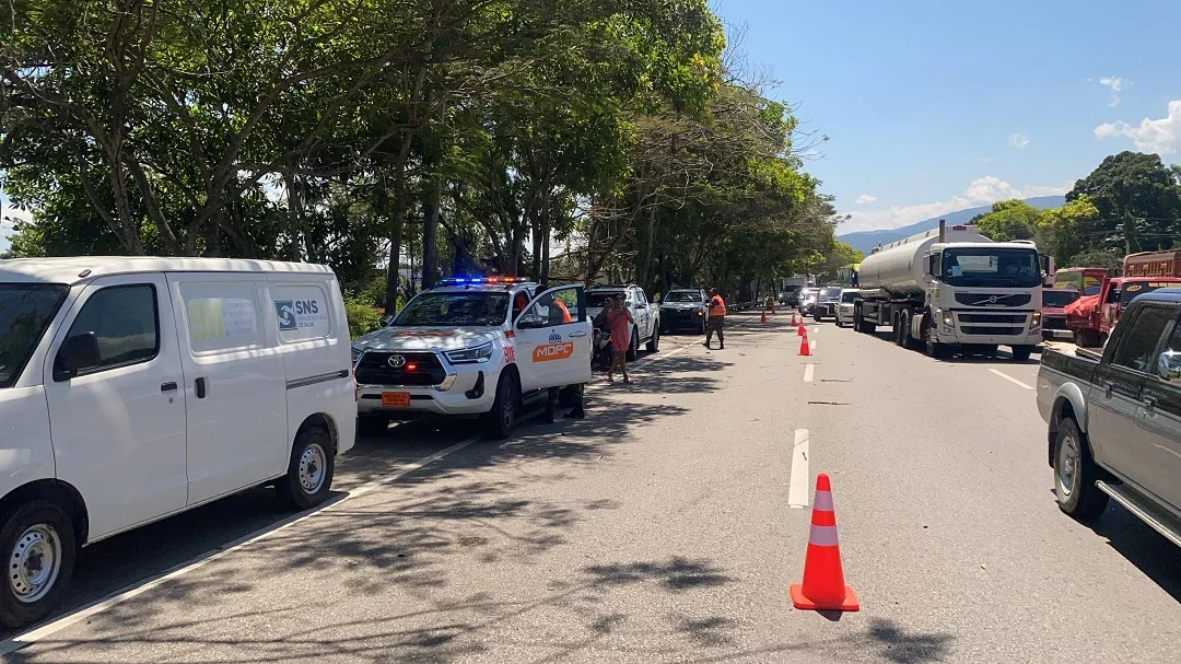 911 coordina asistencia tras deslizamiento e incendio de camión en La Vega (1)