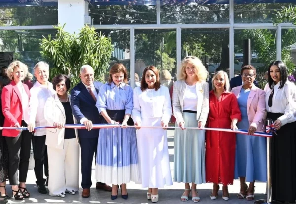 Raquel Peña y Mayra Jiménez inauguraron el centro.