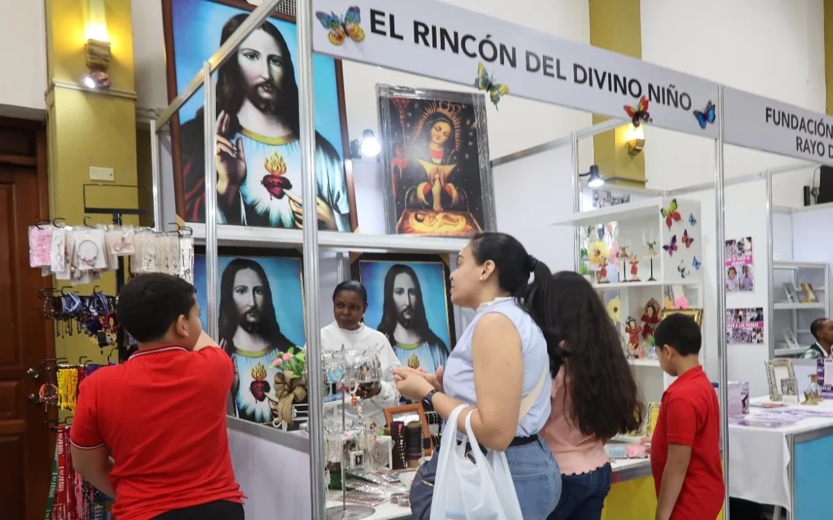 Además los libros, en la actividad se venden imágenes y artículos religiosos. Arlenis Castillo