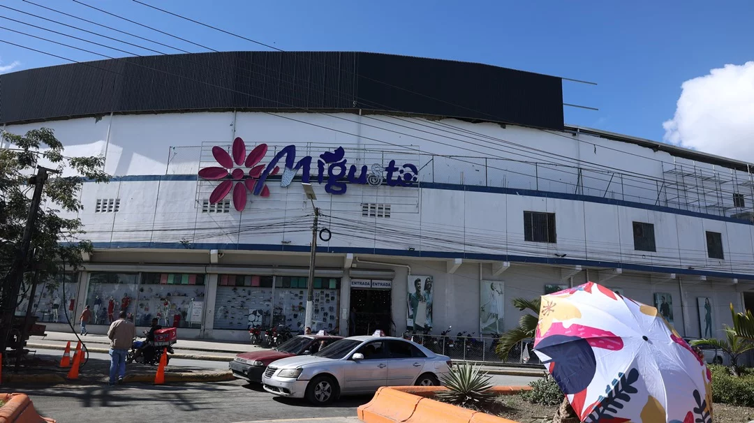 Los chinos: de humildes locales para pica pollo a imponentes plazas comerciales