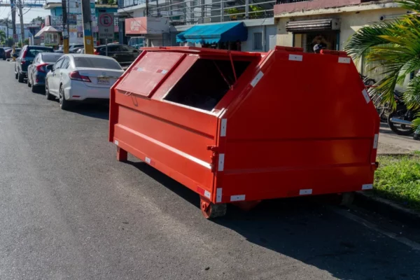 Pese advertencia de Digesett por contenedores de basura en la calle, Dío Astacio instala 200 mas