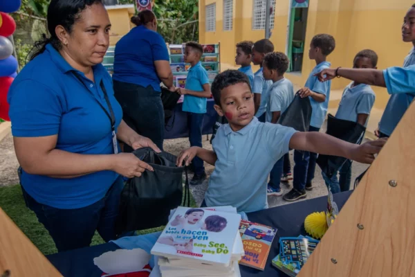 El programa Mi Propia Biblioteca (MVOL, por sus siglas en inglés) se implementará en escuelas públicas rurales.