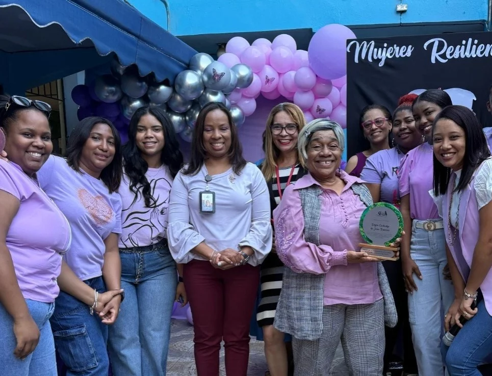 Distinguen varias damas con motivo del Día de la Mujer