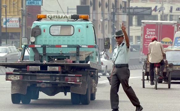 Desconocidos le prenden fuego a grúa de Digesett tras retención de motocicletas