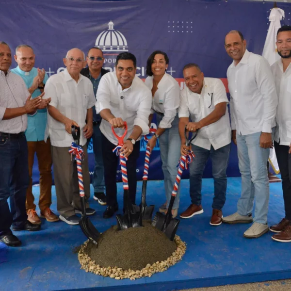 Kelvin Cruz inicia construcción estadio de béisbol en Castañuelas