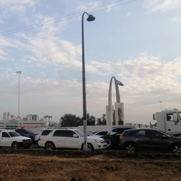 Kilométrico tapón vehicular afecta avenida Luperón