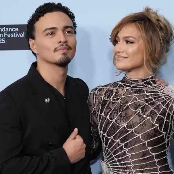 Jennifer López compartió en Instagram una imagen junto a Tonatiuh Elizarraraz tras ser declarada legalmente soltera, despertando rumores sobre su cercanía (AP/Chris Pizzello)