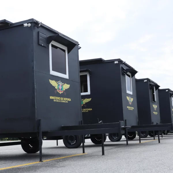 Aduanas fortalece seguridad fronteriza con donación a Fuerzas Armadas de unidades móviles