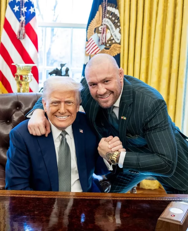 El presidente de EE.UU.,  Donald Trump (i), junto al a estrella de las artes marciales mixtas Conor McGregor