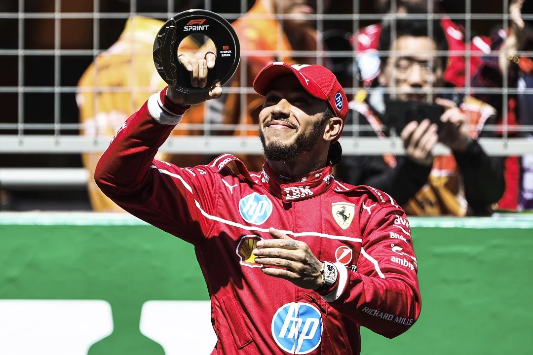 Lewis Hamilton se alza con la victoria en la carrera al esprint del GP de China