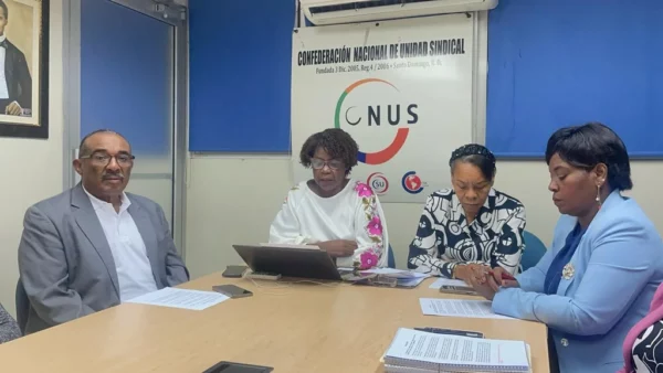 Aracelis de Salas y  otros miembros de los gremios.