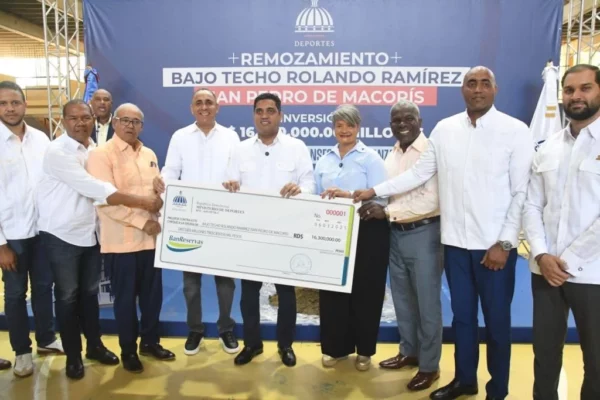 Kelvin Cruz, ministro de Deportes entrega cheque .