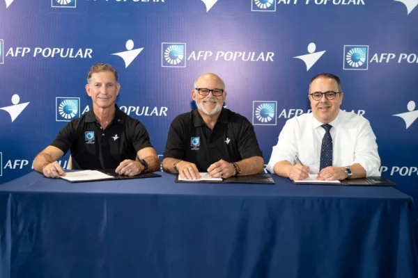 Ejecutivos de las entidades firmaron un acuerdo.