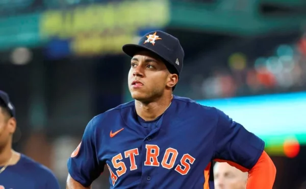 Jeremy Peña conectó ayer  la pelota con mucha solidez.  AP