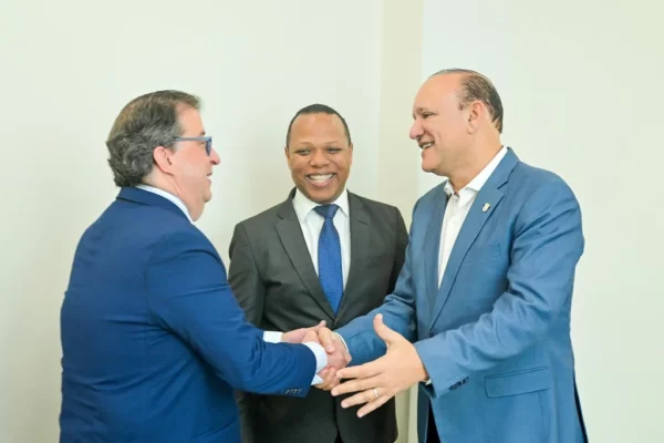 El director del Intrant, Milton Morrison, y participantes.