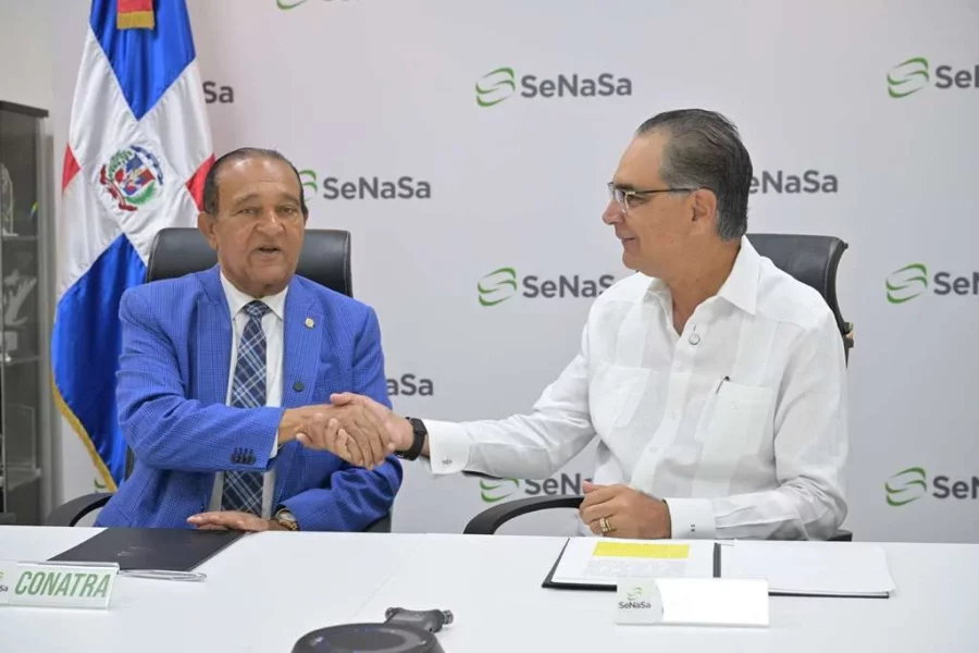 Santiago Hazim  y  Antonio Marte tras   firmar   acuerdo.