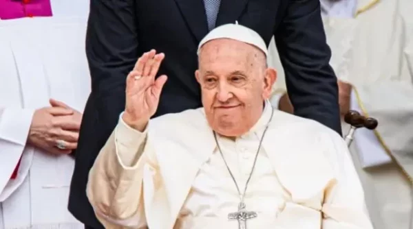 El papa Francisco tiene  33 días interno  en el hospital.