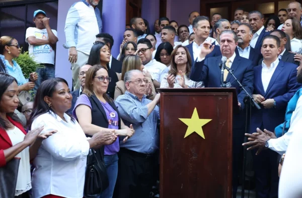 Luego de depositar los documentos, habló a los presentes.