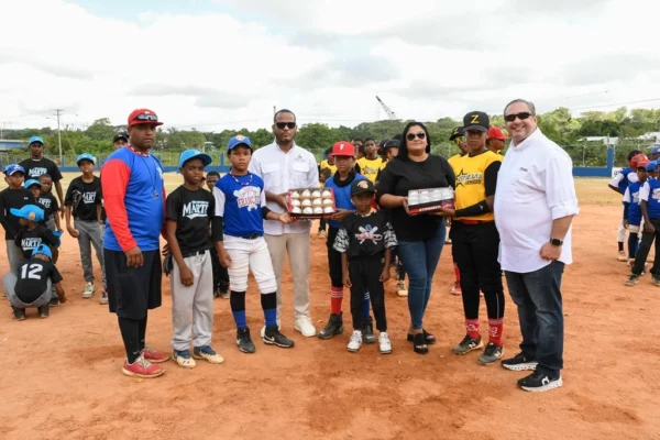 Entrega de pelotas de béisbol a liga en la Zurza.