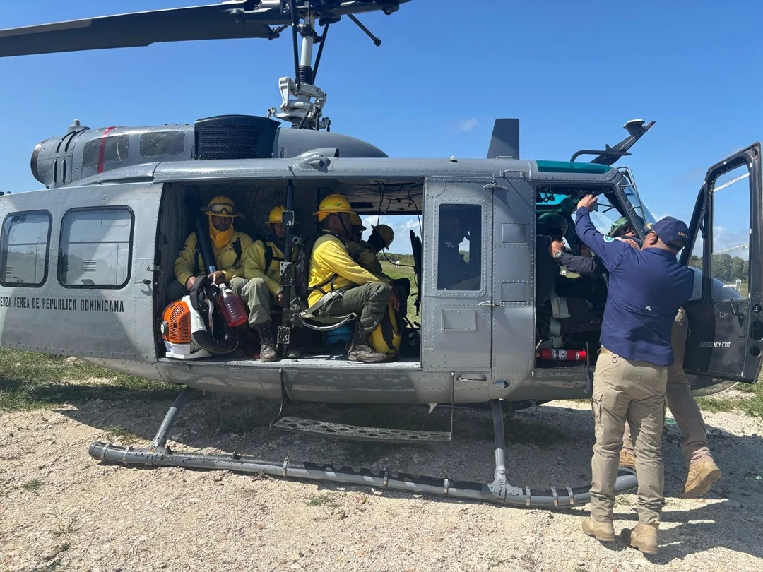 Fuerza Aérea apoya operaciones para extinguir el incendio forestal en Cap Cana