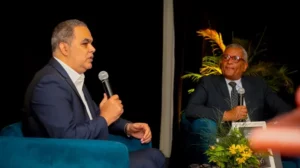 El autor de la obra Máximo Jiménez y el periodista Roberto Monclus en el conversatorio que sirviÃ³ de escenario para dar a conocer la obra