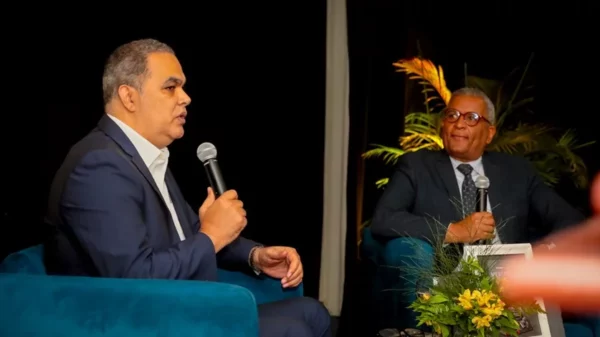 El autor de la obra Máximo Jiménez y el periodista Roberto Monclus en el conversatorio que sirviÃ³ de escenario para dar a conocer la obra