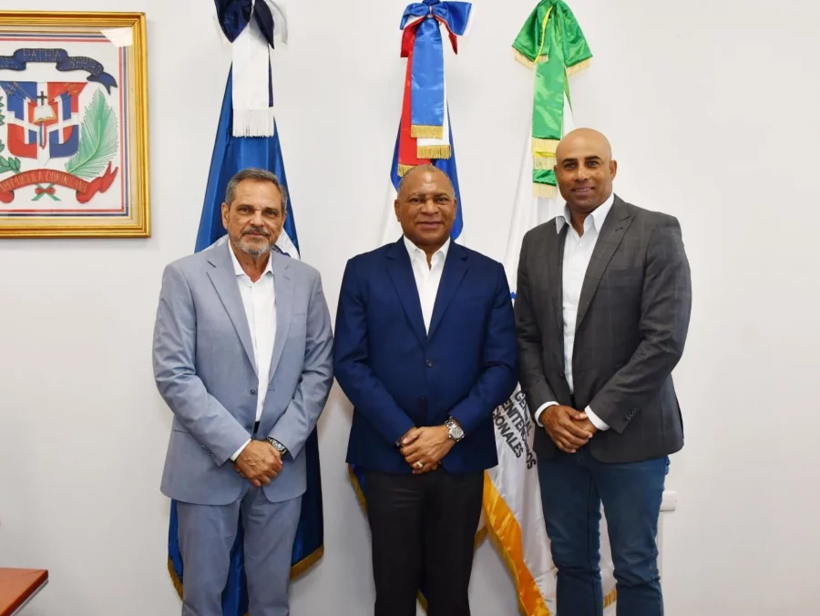 El comisionado de Béisbol, Junior Noboa junto a Roberto Hernández Basilio, director de prisiones, y el exlanzador Miguel Batista