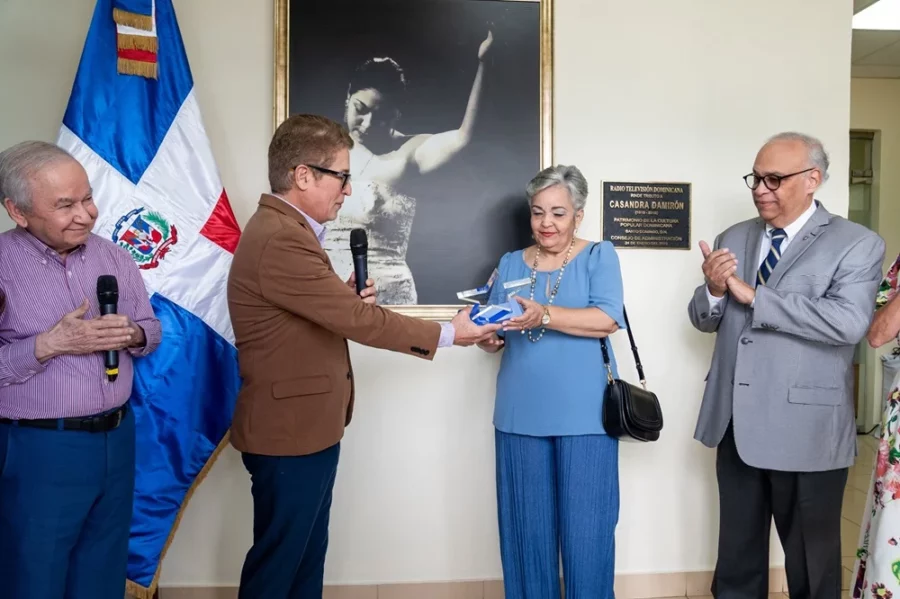 Entrega de Estrella al Legado. Ellis Pérez, Iván Ruiz, Luisa Rivera Damirón y José Eliseo Rivera Damirón.