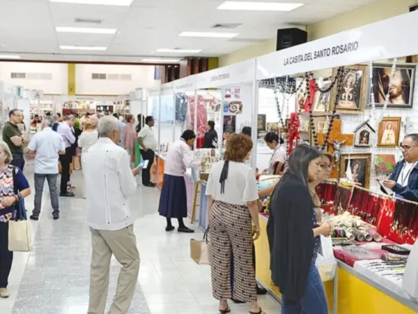 Concurrida  feria    en Casa San Pablo, en la avenida Rómulo Betancourt,  sector Jesús Maestro.