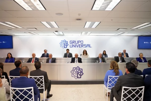 Foto 1, Un aspecto de la asamblea del Grupo Universal.
