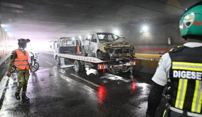 Se incendia vehículo en túnel de la 27