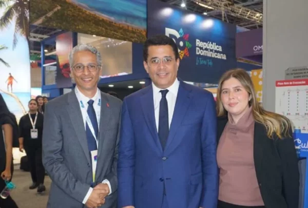 Héctor Hernández, David Collado y Farah Kasse, durante la feria.