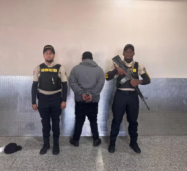 Hombre detenido en el AILA