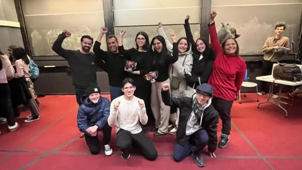 Equipo del Saint George School que viajó al debate.