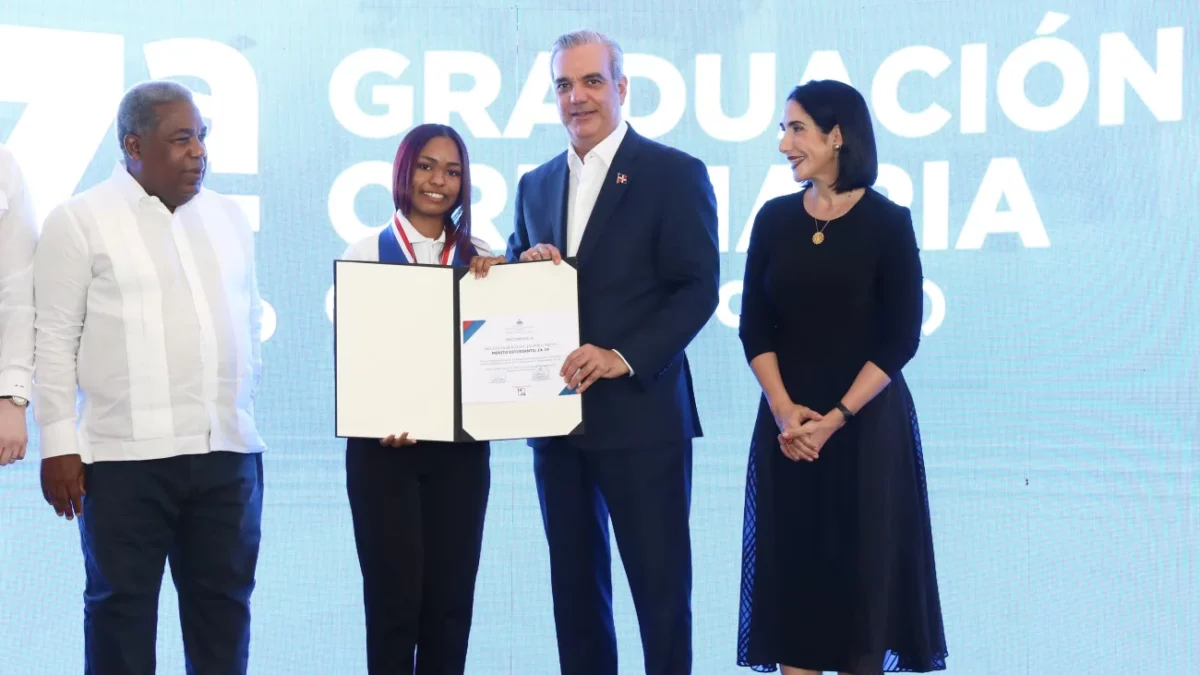 El presidente Luis Abinader y la primera dama, Raquel Arbaje, encabezaron la graduación. Fuente externa