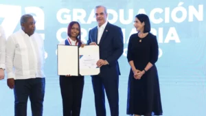 El presidente Luis Abinader y la primera dama, Raquel Arbaje, encabezaron la graduación. Fuente externa