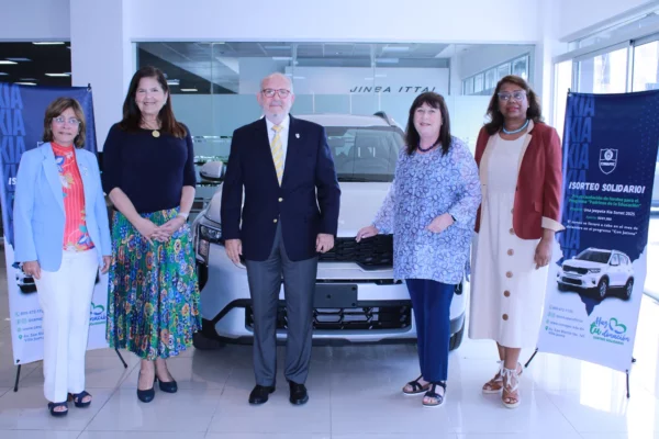 Rossana Mariani, ganadora de la segunda edición del Sorteo Solidario, recibe su premio.