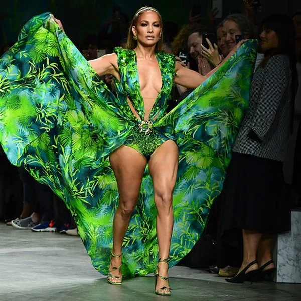 Jennifer Lopez rinde homenaje al icónico vestido verde del año 2000