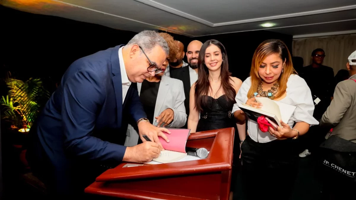 Máximo Jiménez firma libros para quienes desearon obtener la obra el dÃ_a del lanzamiento (1)
