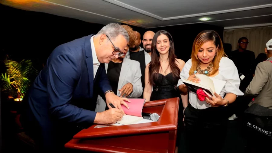 Máximo Jiménez firma libros para quienes desearon obtener la obra el dÃ_a del lanzamiento (1)