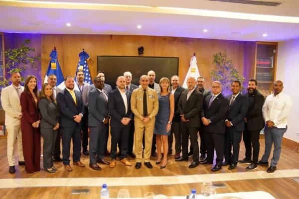 Miembros de la DEA se reunieron en la sede de la DNCD.