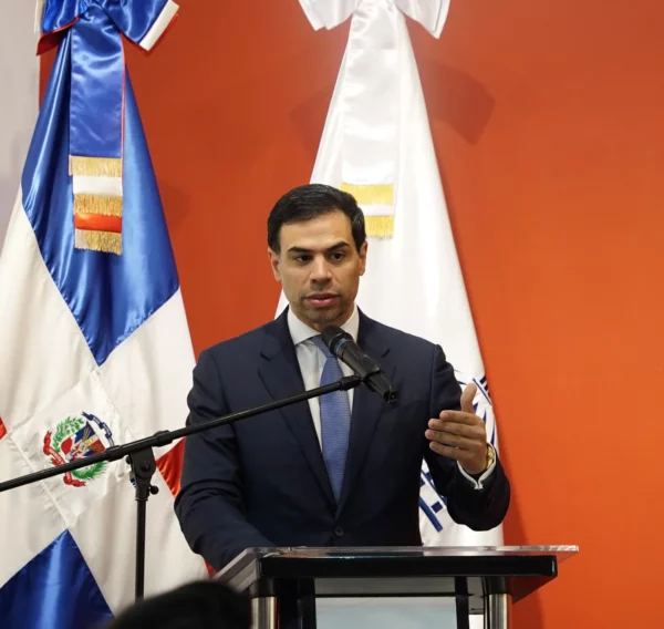 Ministro de Cultura, Roberto Ángel Salcedo durante la conferencia de prensa celebrada en la Galería Ramón Oviedo.