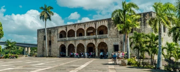 Las galerías que adornan el Alcázar de Colón están dotadas de arcos que descansan sobre columnas de piedra coralina.