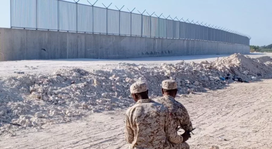 El muro entre República Dominicana y Haití, testigo mudo del trasiego en la frontera El muro entre República Dominicana y Haití, testigo mudo del trasiego en la frontera