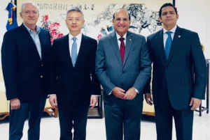 Nelson Peña, Chen Luning, Julio César Castaño Guzmán y Luis González.