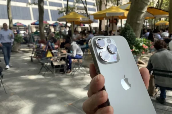 La IA de Apple en jaque debido a retrasos, reorganizaciones internas y demanda