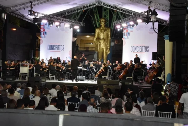 Orquesta Filarmónica de Santo Domingo en el parque Duarte de Moca