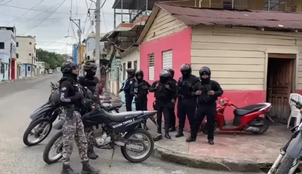 Agentes de la Policía vigilan una de las calles en San Francisco de Macorís. Rafael Santos